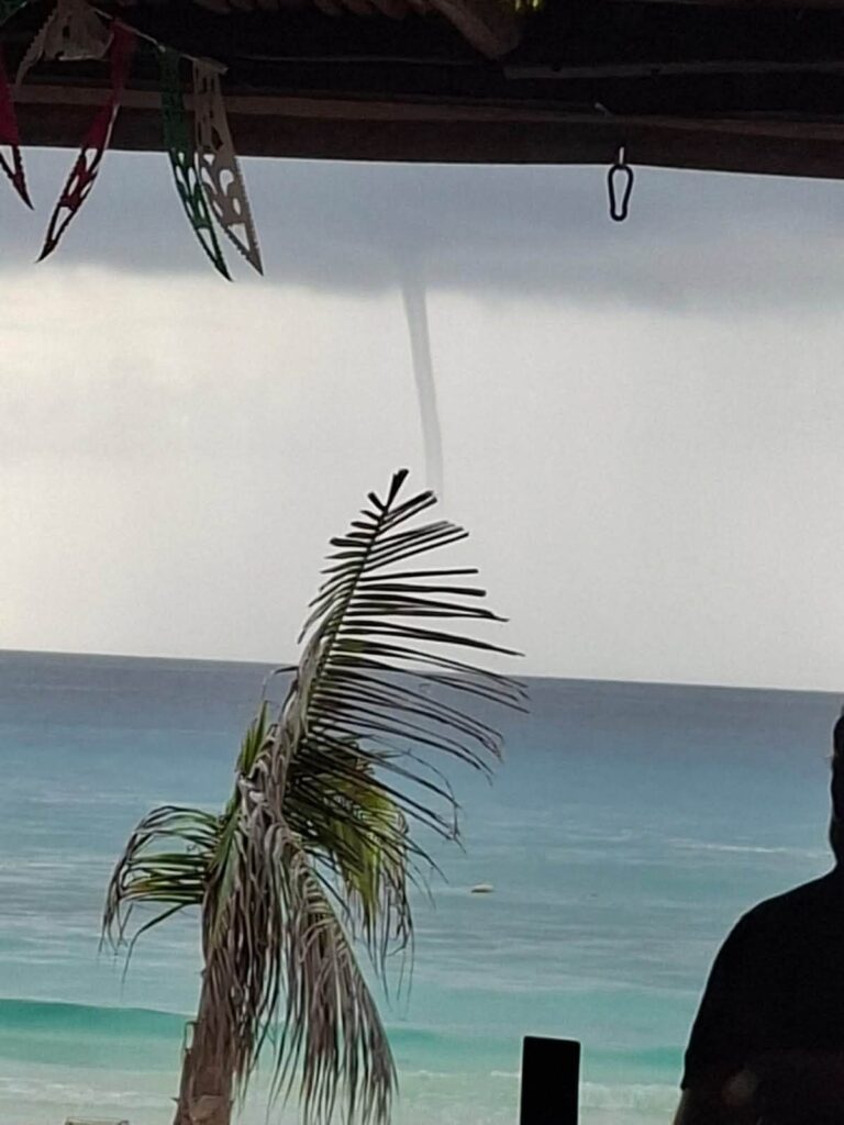 Las imágenes de la tromba marina en Cancún comenzaron a circular rápidamente en redes sociales debido a la claridad con la que pudo observarse la columna sobre el Caribe.