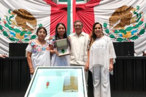 Entrega Mara la medalla al mérito Mujer Indígena Maya “María Petrona Uicab”