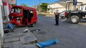 Mototaxi choca contra auto y termina en una lavandería de Cozumel