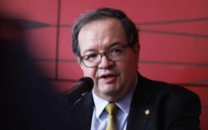 Rector de la UNAM admite anomalías en examen de ingreso y dice que quienes pasaron el control “merecían entrar”