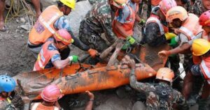 Rescatan con vida a dos trabajadores atrapados en Nepal