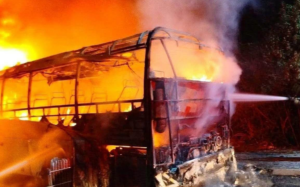 Incendio consume autobús con más de 40 trabajadores en la carretera 307