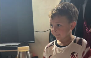 Pequeño aficionado conmueve con mensaje para Messi