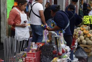 Salario y cuidados influyen en el empleo informal en México