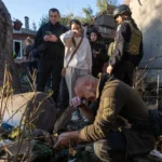 Ataques rusos matan a seis en Ucrania y dañan puente al norte de Kiev