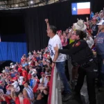 Manifestantes interrumpen a Trump en Texas mientras pide apoyo para Paxton en el Senado