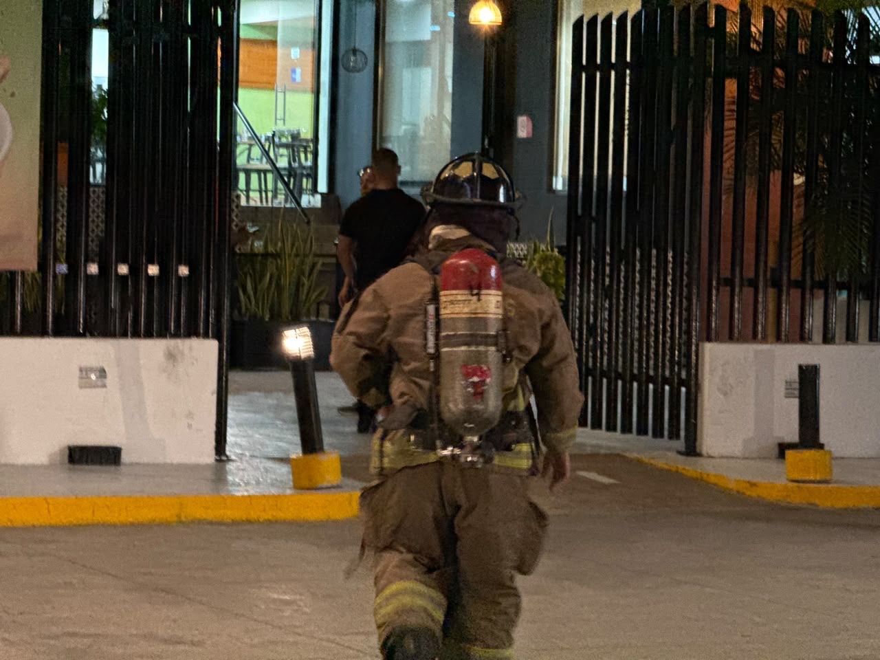 Fuga de gas en hotel de Cancún deja una persona intoxicada; evacúan a huéspedes y trabajadores
