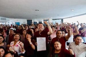 Edgar Gasca se anota para buscar la candidatura de Morena en Isla Mujeres