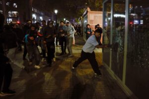 Disturbios en Barcelona dejan 14 comercios saqueados y cerca de 100 detenidos