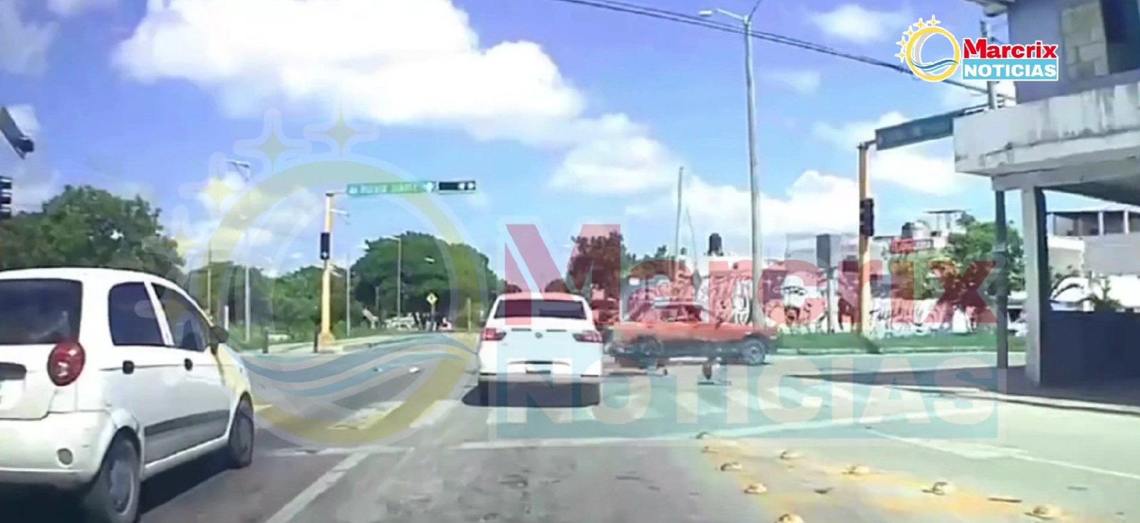 Automovilista embiste a motociclista y lo proyecta varios metros en Cancún