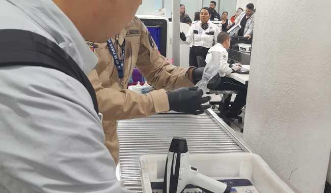 Detectan 10 kilos de presunta metanfetamina en máquina de carpintería enviada a Australia