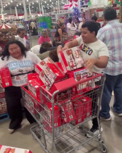 Arrasan con tazas navideñas en Costco de Villahermosa y el video se vuelve viral
