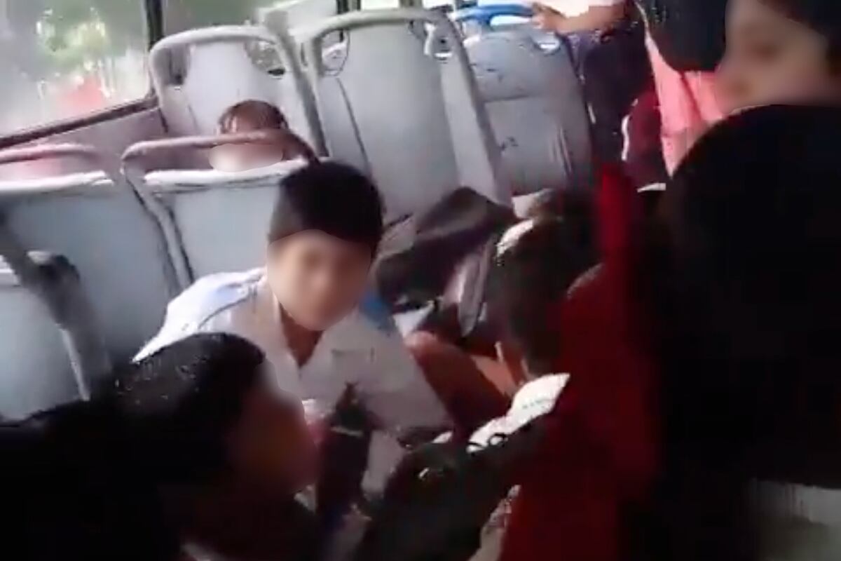 Atacan a balazos autobús con estudiantes en Sinaloa; chofer resulta herido
