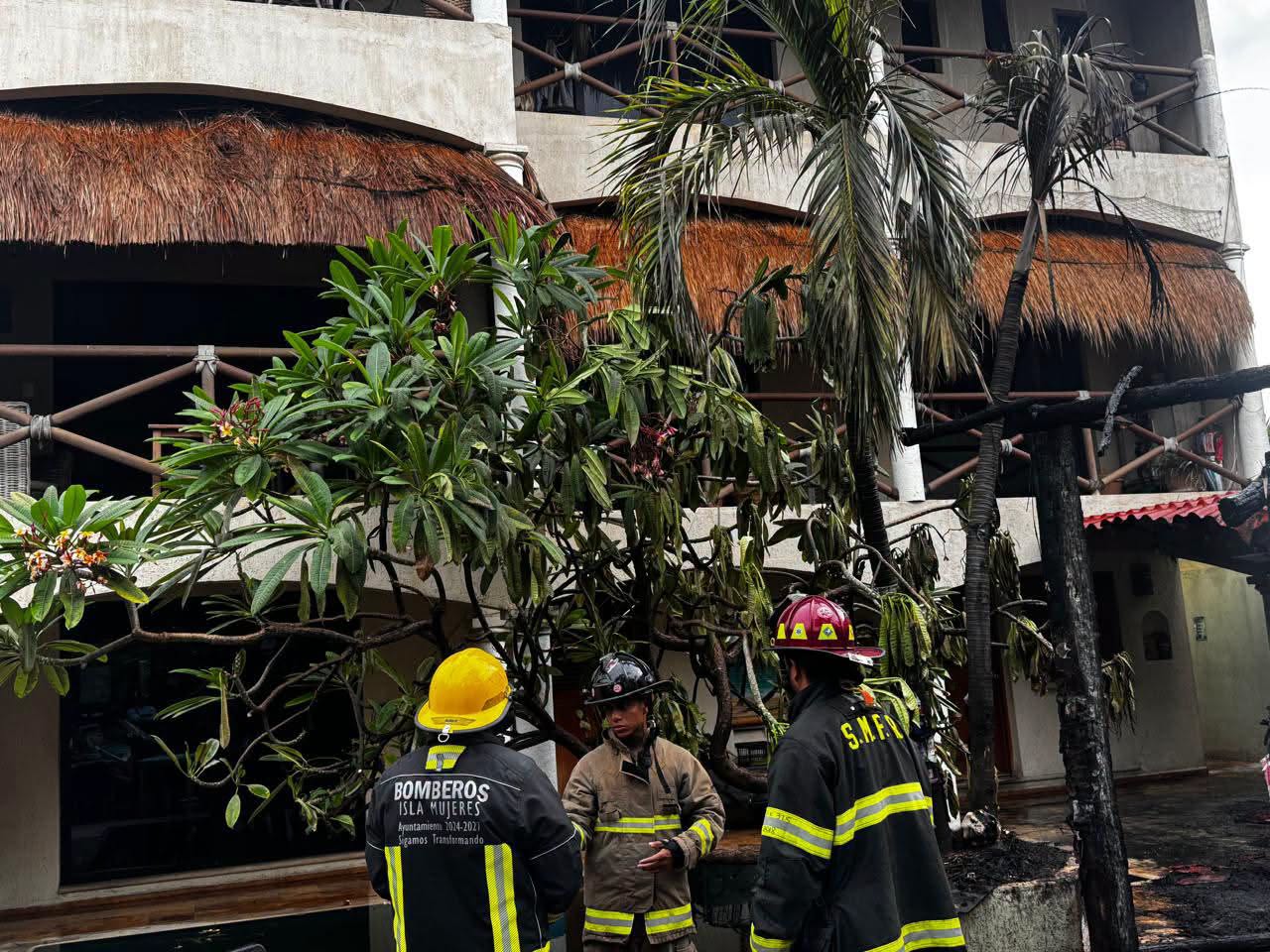Bomberos controlan incendio en palapa de Soggy Peso en Isla Mujeres