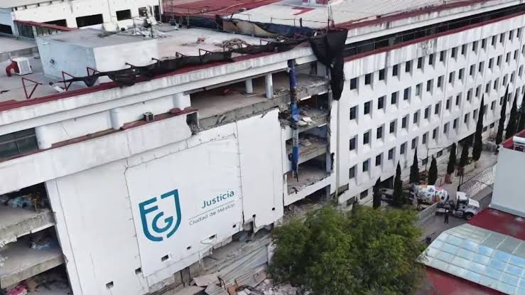 Cae techumbre de la Fiscalía de CDMX durante remodelación y afecta cableado eléctrico
