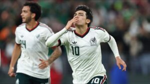 Liverpool analiza fichaje de Gilberto Mora por 46 millones de euros