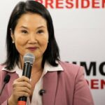 Fujimori prohíbe uso de maquillaje, cabello pintado y celulares en escuelas de Perú