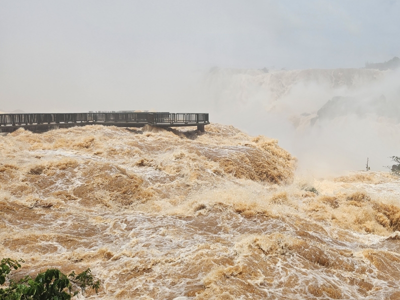 Cierran Cataratas del Iguazú por crecida extraordinaria de los ríos