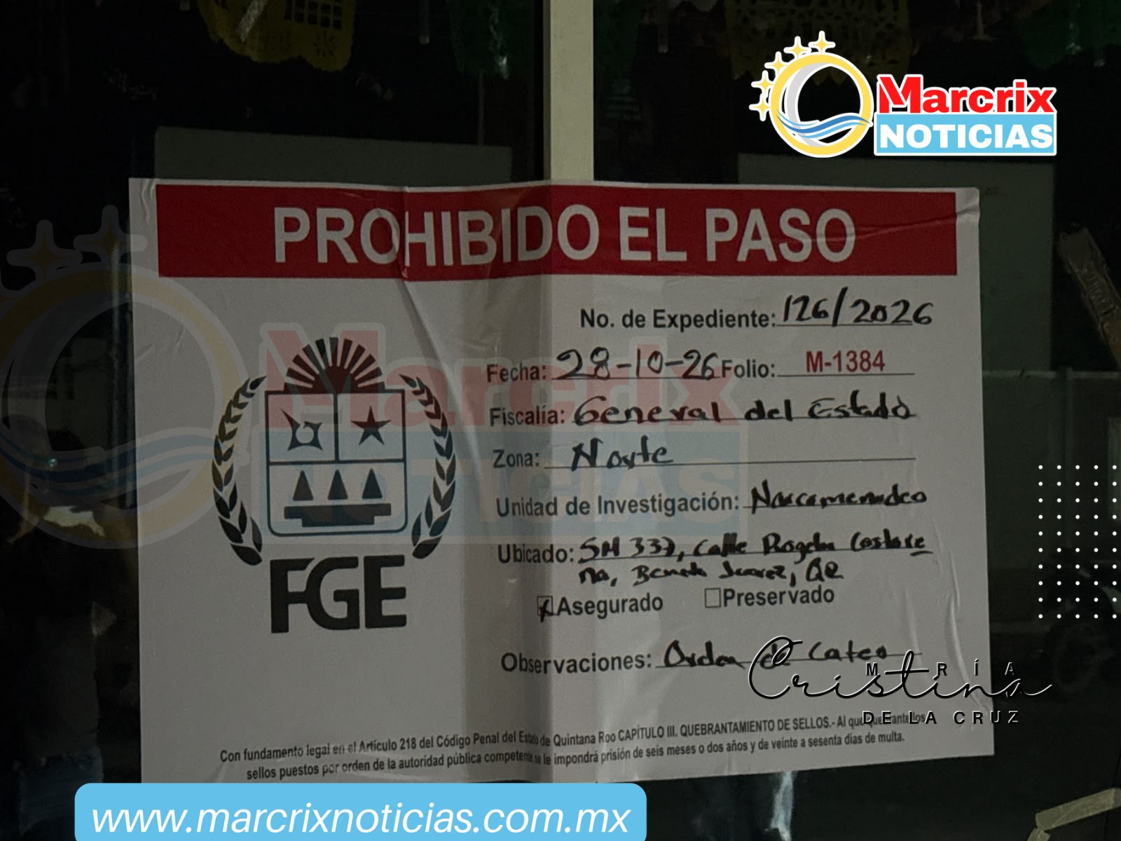 Sello de aseguramiento colocado tras el cateo de una barbería en Prado Norte, Cancún.