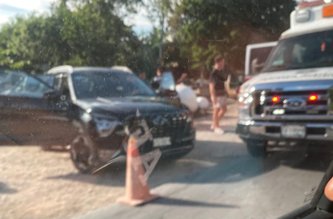 Chocan Versa y camioneta de estaquitas en la carretera Gas Auto