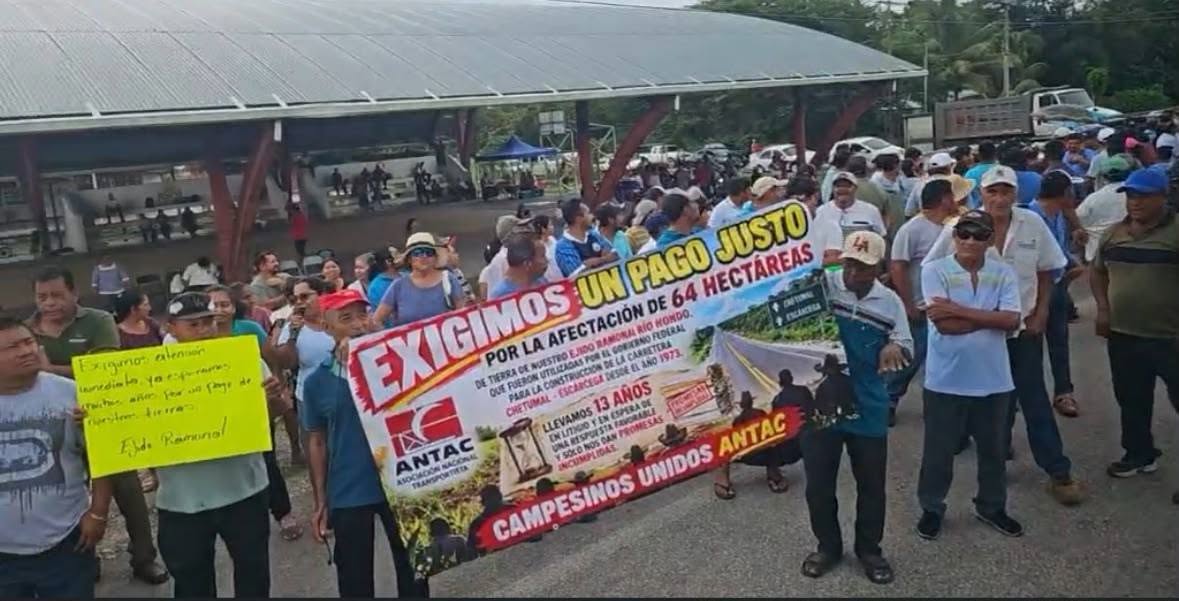 Ejidatarios de El Ramonal y Sac-Xan realizan bloqueos intermitentes en la carretera Chetumal–Escárcega para exigir el pago de sus tierras.