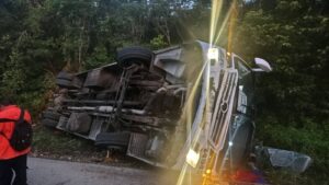 Conductor del autobús volcado en Tulum es localizado tras el accidente