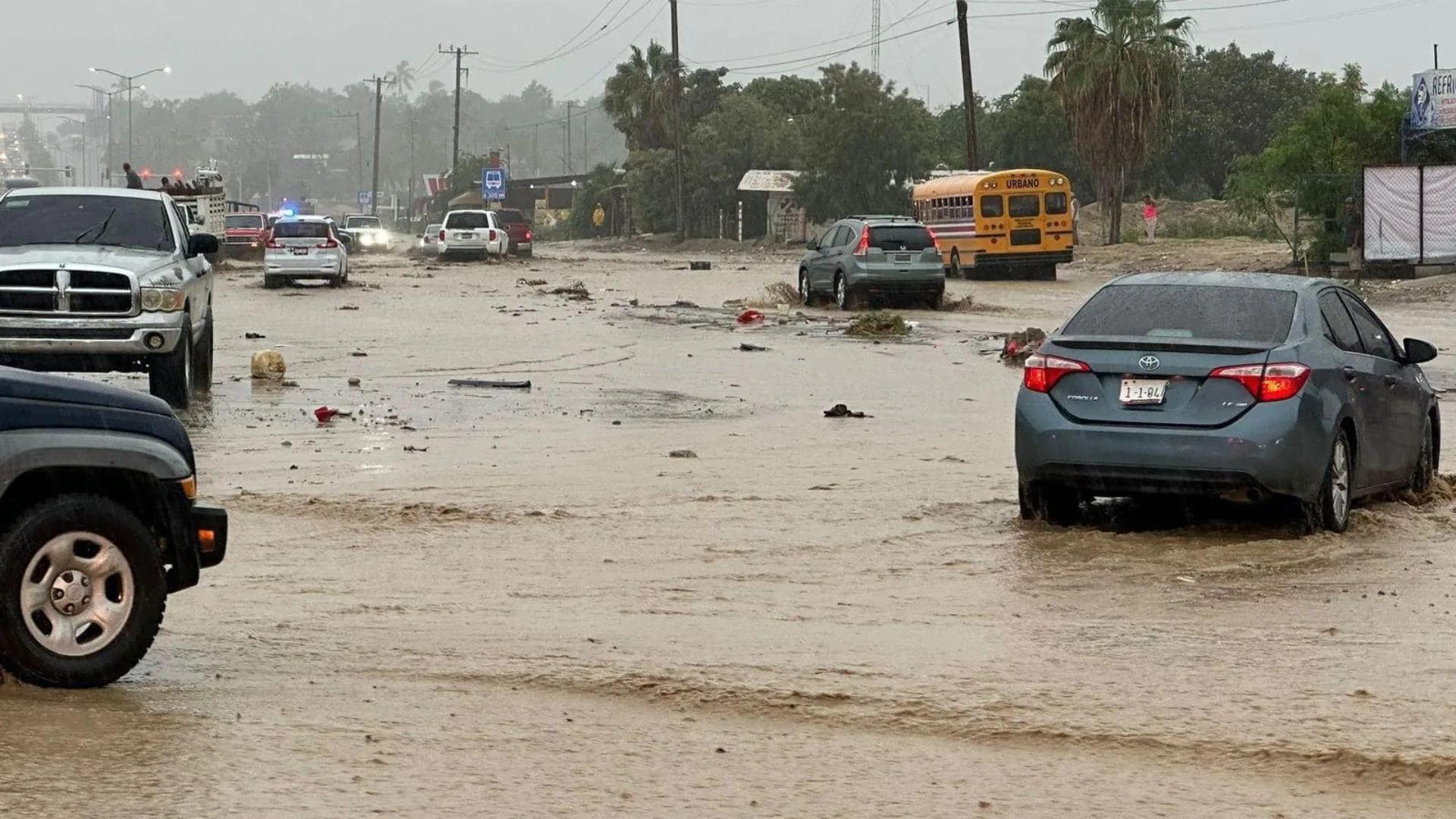 Automóviles arrastrados por la corriente del arroyo Costa Azul durante las inundaciones en Los Cabos.