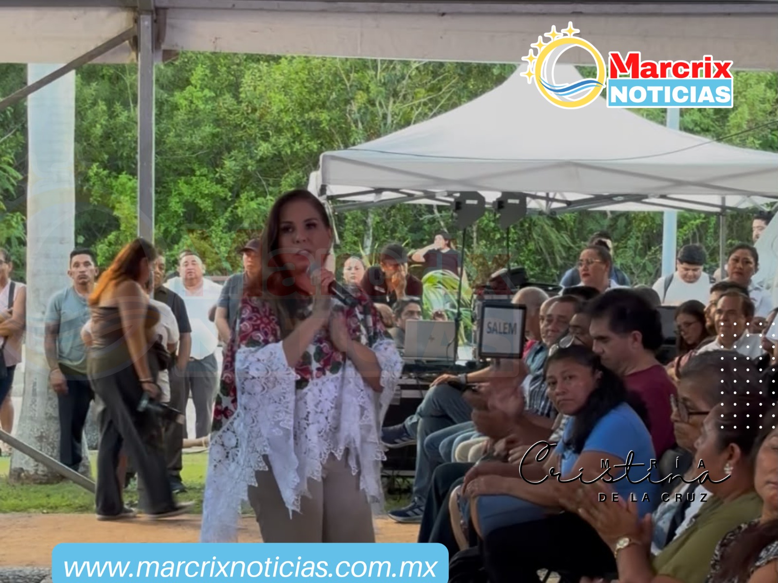 Mara Lezama durante entrega de escrituras en Cancún