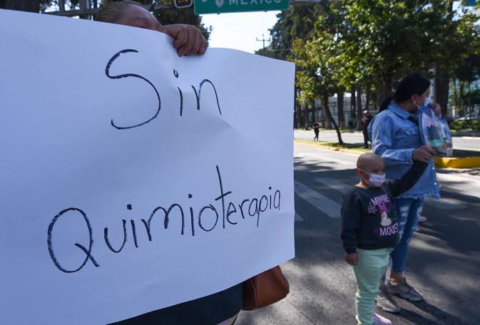 Padres de niños con cáncer denunciarán a Andy López Beltrán y Amílcar Olán por desabasto de medicamentos