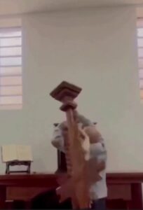 ¡Sucedió de nuevo! Cruz cae sobre otro sacerdote, ahora en Colombia.