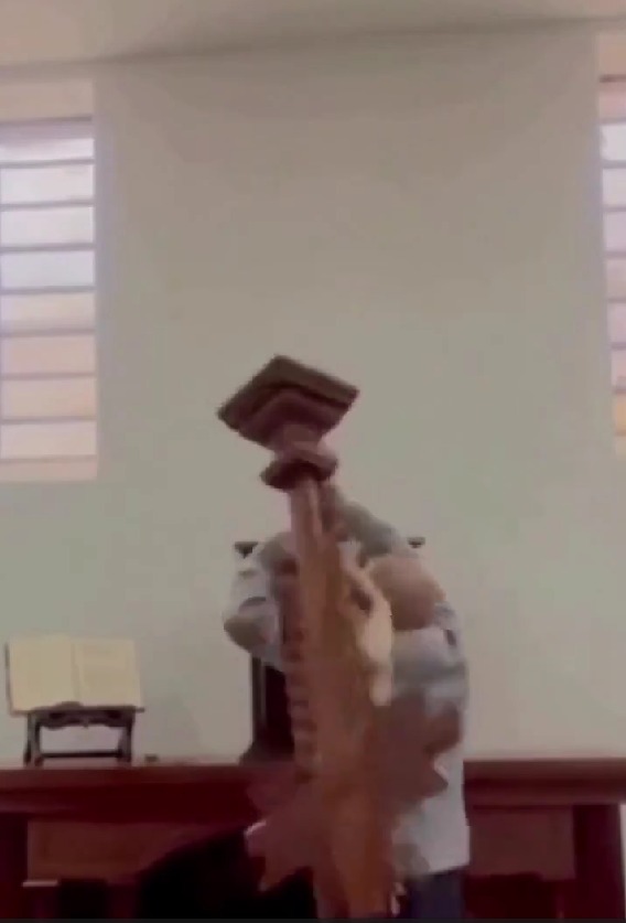 Cruz cae sobre sacerdote, ahora en Colombia