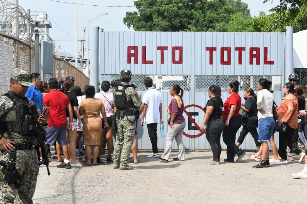 Riña en penal de Mazatlán deja 10 muertos, entre ellos un menor que estaba de visita, y 16 internos heridos. Fiscalía investiga el enfrentamiento.