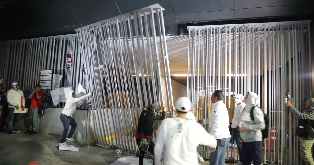 Protesta del IMSS en la Ciudad de México se sale de control, trabajadores tiran puerta del sindicato