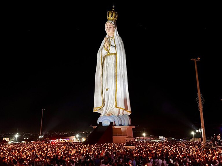 Reconstruyen estatua monumental de la Virgen de Fátima tras incendio en Brasil