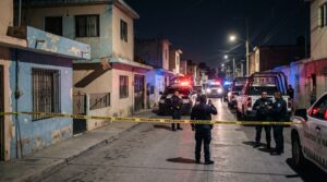 Hallan restos humanos calcinándose en carretera de Guanajuato