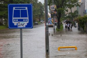 Huracán Simon baja a categoría 3 y mantiene en alerta al Pacífico mexicano