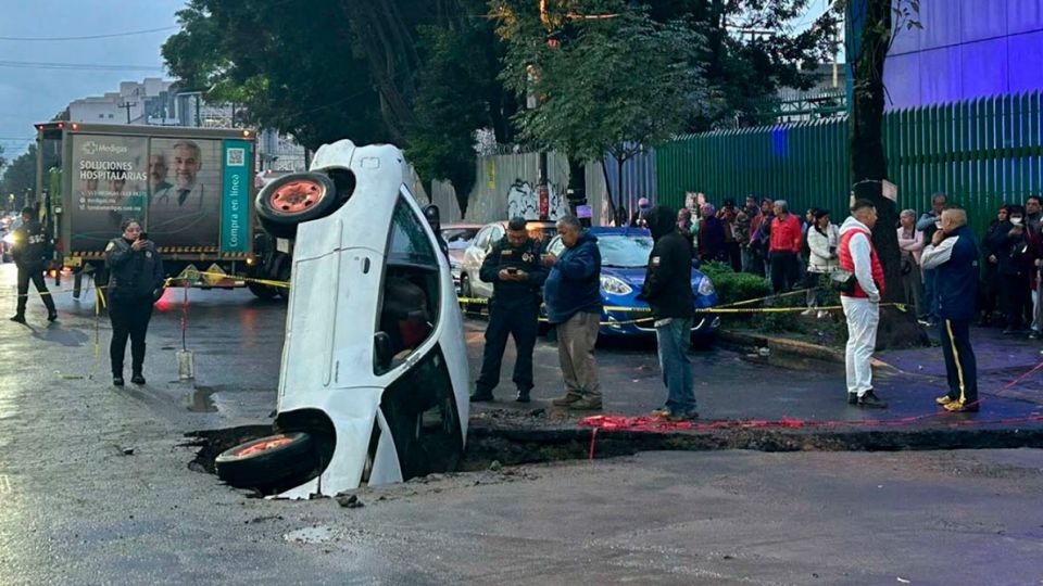 Adulto mayor cae con su auto en zanja de Tlatelolco