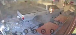 Camioneta se estrella contra restaurante en California y casi arrolla a comensales