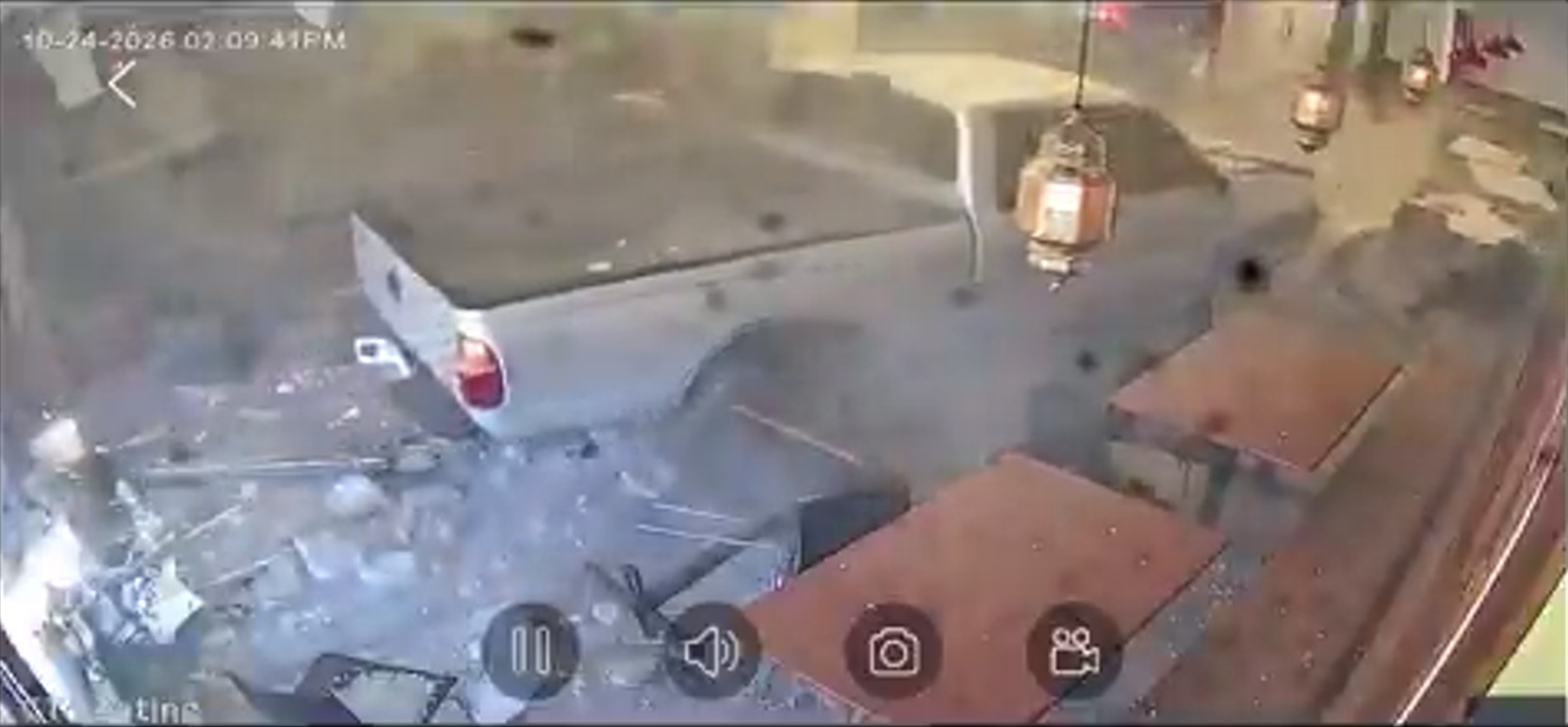 Camioneta se estrella contra restaurante en California y casi arrolla a comensales