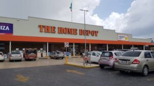 Descubren a dos jovencitos dándose amor en pleno baño de Home Depot en Campeche