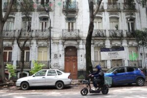 Pagar la vivienda obliga a mexicanos a recortar alimentos
