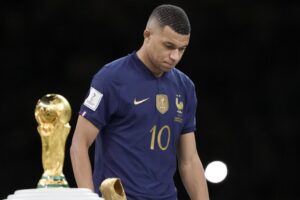 Mbappé se disculpa con China tras polémica por Mao Zedong; rompen patrocinios y suspenden LaLiga