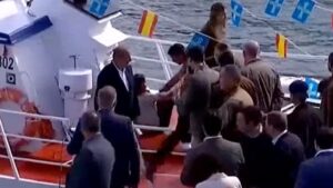 La reina Letizia sufre una caída durante visita a un puerto pesquero