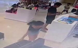 Captan a mujer robando un celular en una zapatería de Cancún