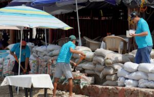 Refuerzan comercios del malecón de Puerto Vallarta ante el huracán Simón