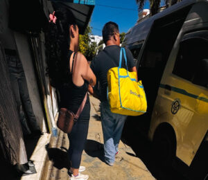 Trabajadores turísticos pagan hasta 200 pesos por taxi en Playa del Carmen
